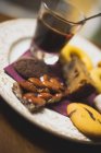 Стакан эспрессо и разнообразное печенье — стоковое фото
