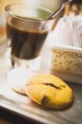 Verre d'espresso et biscuits italiens — Photo de stock
