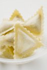 Pastas de ravioles triangulares caseras - foto de stock