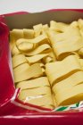 Pasta Pappardelle seca en envases - foto de stock