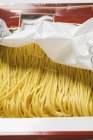Massa de espaguete seca em embalagens — Fotografia de Stock