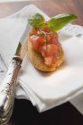 Bruschetta con tomate y albahaca - foto de stock