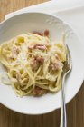 Spaghetti carbonara with meat and cheese — Stock Photo