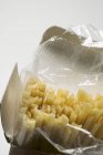 Pastas de Bavette secas en envases - foto de stock