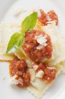 Ravioli-Nudeln mit Tomatensauce — Stockfoto