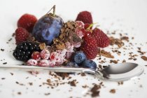 Closeup view of mixed berries with chocolate shavings — Stock Photo