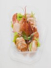 Vista superior de lagosta cozida em recipiente de plástico — Fotografia de Stock