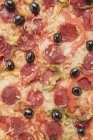 Pizza de pepperoni com pimentas — Fotografia de Stock