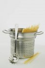 Spaghetti dans la casserole avec serveur — Photo de stock
