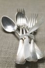 Vista de cerca de tenedores atados y cucharas en tela - foto de stock