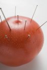 Шпильки, застрягли в томаті — стокове фото