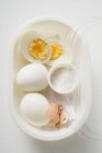 Варёные яйца и соль — стоковое фото