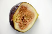 Um figo cortado pela metade — Fotografia de Stock