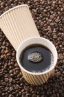 Café negro en taza de papel - foto de stock