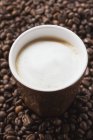 Xícara de café com espuma de leite — Fotografia de Stock
