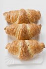 Tres croissants recién horneados - foto de stock