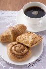 Pâtisseries sucrées et tasse de café — Photo de stock