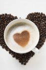 Tasse Cappuccino mit Kakaopulver Herz — Stockfoto
