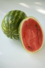 Halbe und ganze reife Wassermelonen — Stockfoto
