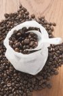 Kaffeebohnen im Sack mit Schaufel — Stockfoto