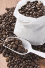 Chicchi di caffè a sacco con misurino — Foto stock