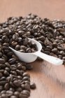 Geröstete Kaffeebohnen mit Schaufel — Stockfoto