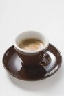 Taza de espresso con crema - foto de stock