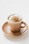 Xícara de cappuccino com espuma de leite a — Fotografia de Stock