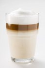 Latte macchiato in vetro — Foto stock
