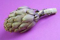 Alcachofa fresca madura - foto de stock