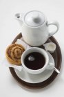 Xícara de café com pão de canela — Fotografia de Stock