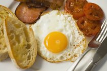 Englisches Frühstück mit Spiegelei — Stockfoto