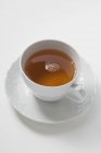 Tee in weißer Tasse — Stockfoto