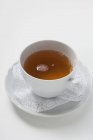 Чай в білій чашці — стокове фото