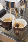 Faire de l'espresso avec machine à café — Photo de stock