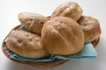Кунжутні булочки в хлібному кошику — стокове фото