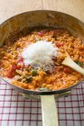 Arroz risoto de tomate com manjericão — Fotografia de Stock