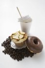 Muffin, donuts e grãos de café — Fotografia de Stock