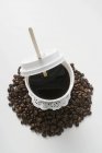 Café noir dans une tasse en plastique — Photo de stock