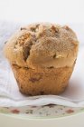 Muffin sobre tela blanca - foto de stock