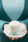 Pequeno bolo branco em um guardanapo — Fotografia de Stock