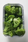 Brócolos cozidos no vapor em recipiente de alumínio — Fotografia de Stock
