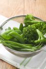 Mangetout y brócoli en tamiz - foto de stock