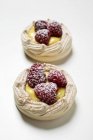 Meringues with vanilla custard and raspberries — Stock Photo