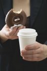 Frau mit Donut und Tasse Kaffee — Stockfoto