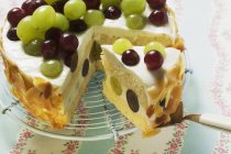 Yoghurt cake with grapes — Stock Photo