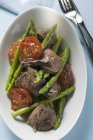 Carne arrosto con asparagi e pomodori — Foto stock