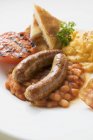 Baked beans, scrambled egg and sausages — Stock Photo