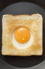 Жареное яйцо, приготовленное в тосте — стоковое фото