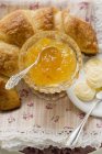 Orangenmarmelade und Croissant — Stockfoto